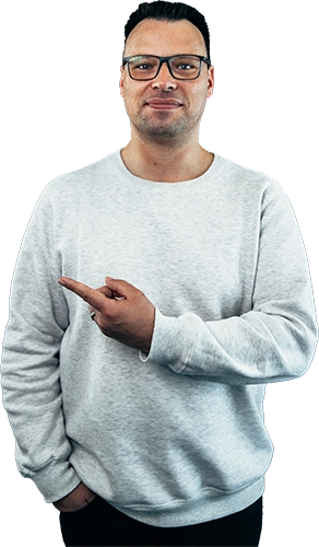 René Schneider zeigt mit dem Zeigefinger auf einen Text
